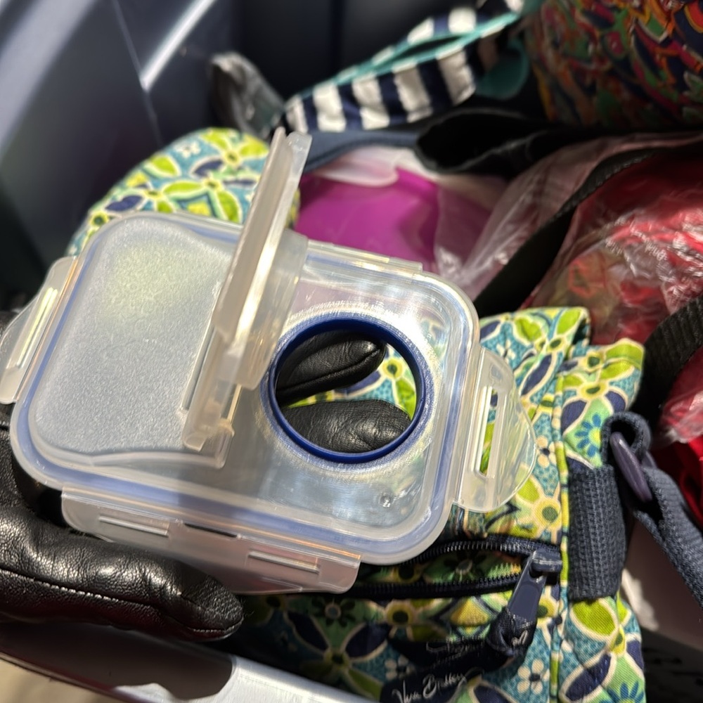 2 Lock and Lock 2.1 quart Storage Containers - Picture 3 of 3